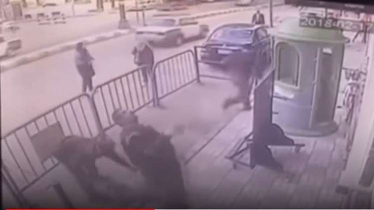 في حادثة تحبس الأنفاس.. شرطي مصري ينقذ طفلا بأعجوبة