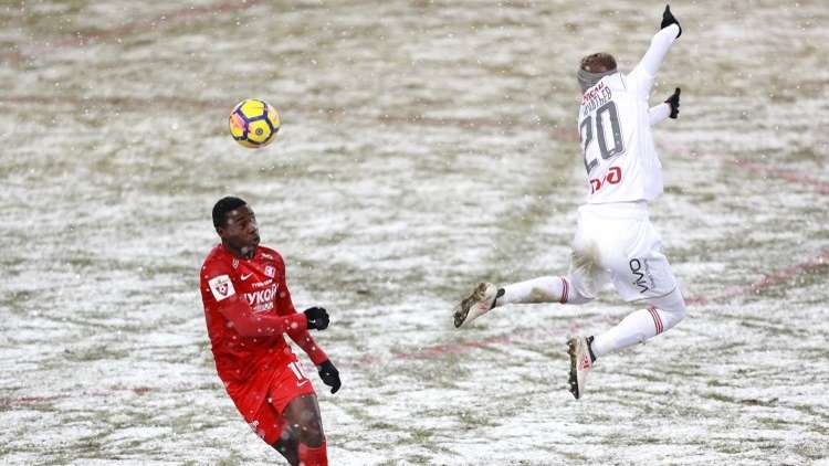 بالفيديو.. لاعب ينقذ مرماه من هدف ببراعة!