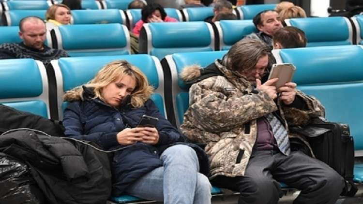 طبيب يكشف آلية تأثير الهواتف الذكية على الدماغ