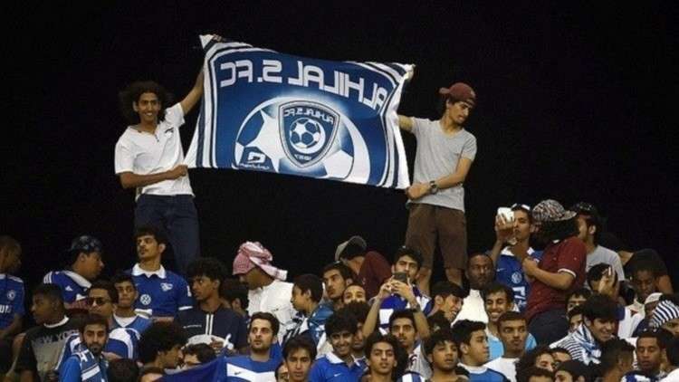 رجل أمن سعودي "متعصب رياضيا" يوقف حافلة لنادي الهلال السعودي!