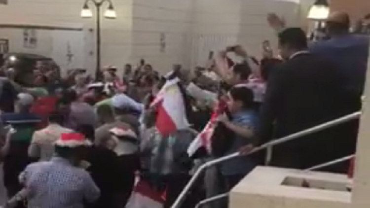 شاهد بالفيديو.. مصريون في الدوحة يهتفون "تحيا مصر"