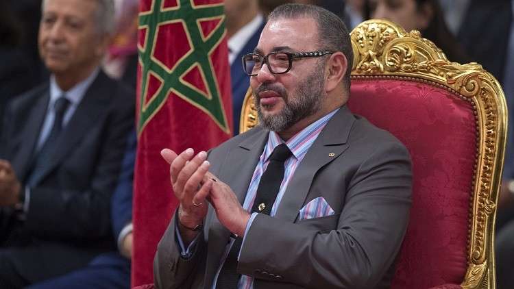 العاهل المغربي يتجول في شوارع باريس 