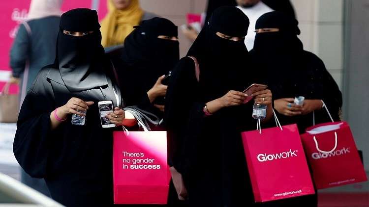 بن سلمان: المرأة السعودية غير مجبرة على ارتداء غطاء رأس أوعباءة سوداء