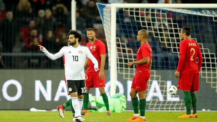  من هو "أبو خالد" الذي خطف الأضواء من رونالدو وصلاح؟ (فيديو)