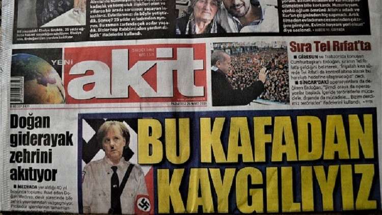 ميركل مجددا بشارب هتلر!
