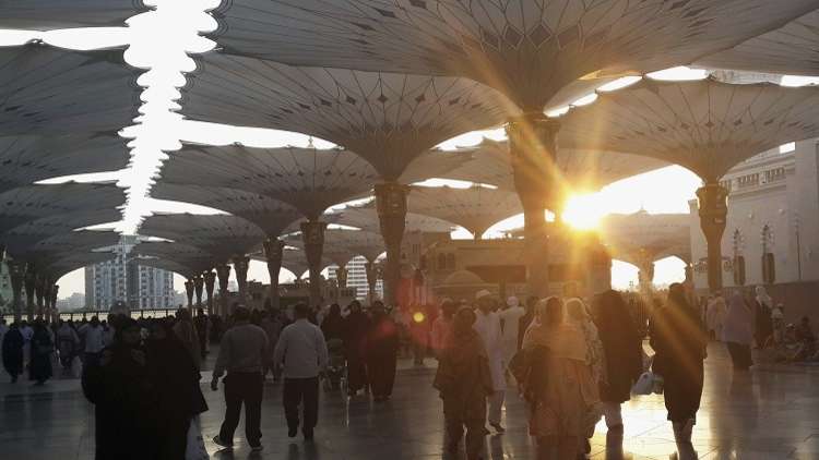 فصل المعتكفين عن المصلين في المسجد النبوي 