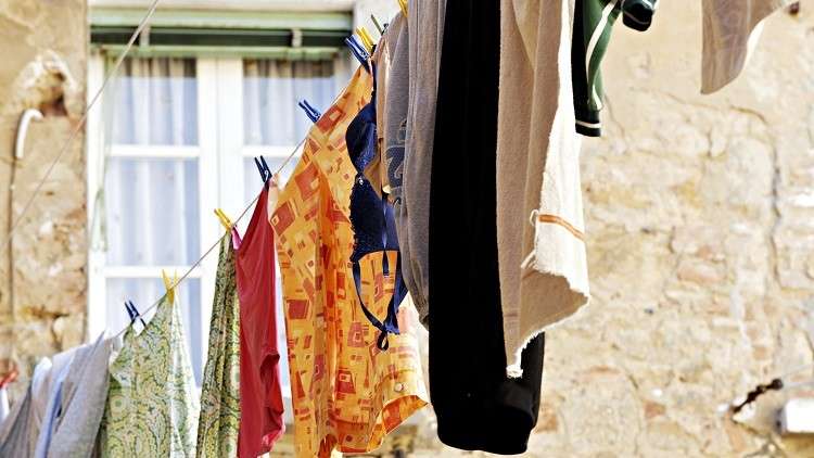 حمالة صدر.. سبب في اقتحام متجر