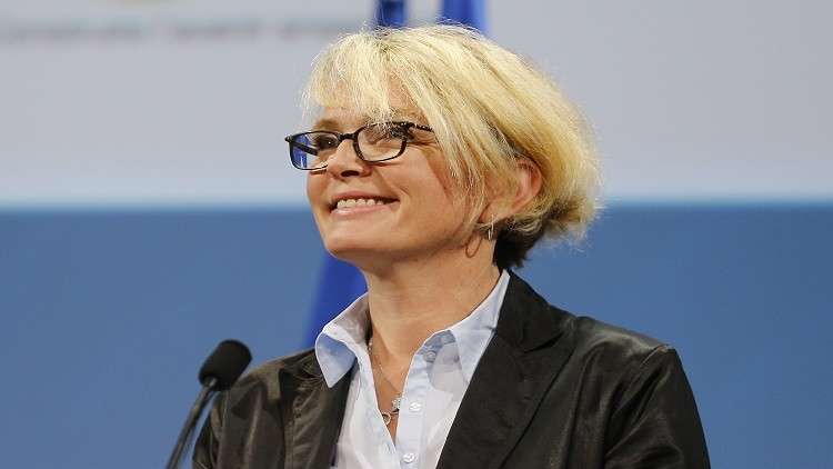توزيع ملابس شيراك القديمة على اللاجئين