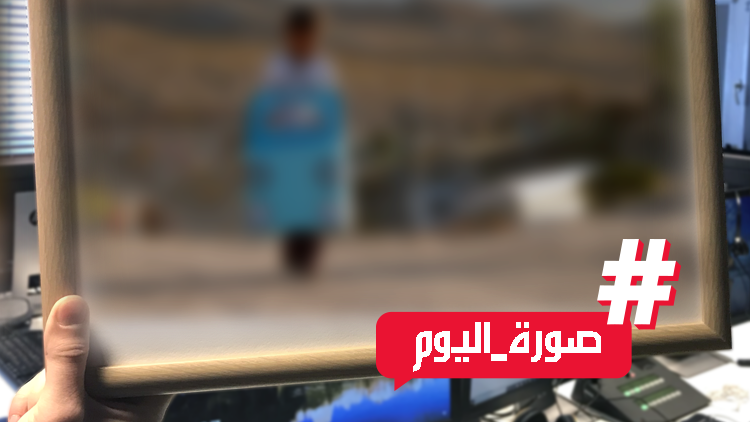 فوتو غراف - فتاة مكسيكية تحمل سيارة من الورق لتشارك بها في مسرحية مدرسية