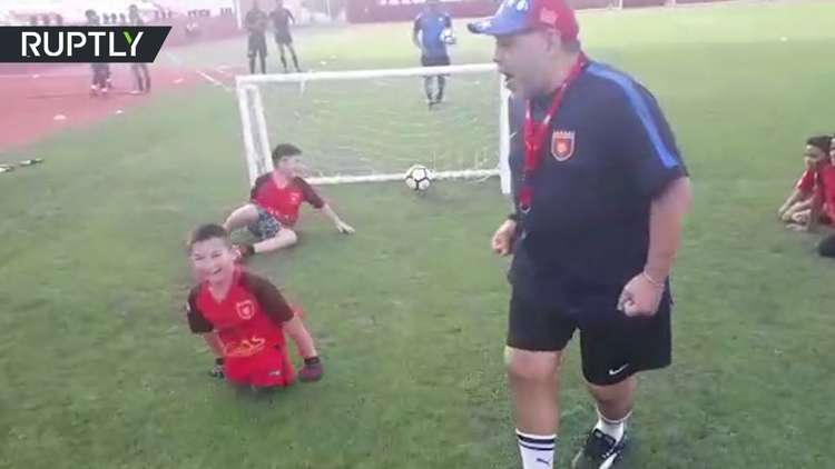 شاهد.. مارادونا في الإمارات يحقق حلم طفل من ذوي الاحتياجات الخاصة