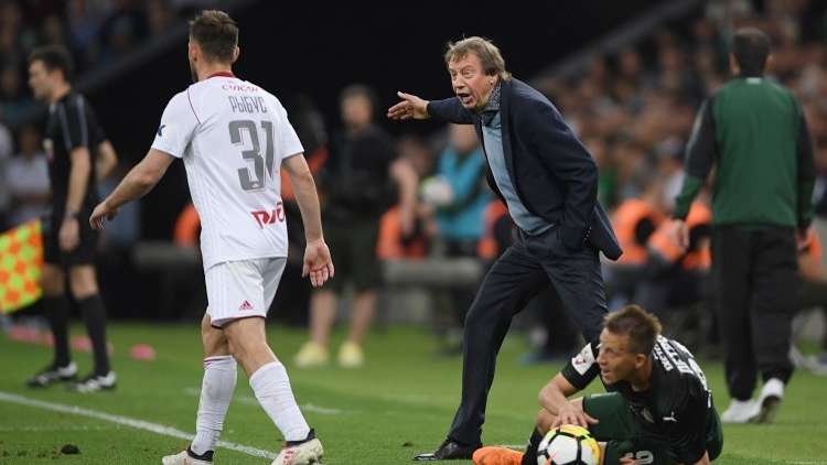 متصدر الدوري الروسي الممتاز يجدد عقد مدربه قبل الظفر باللقب