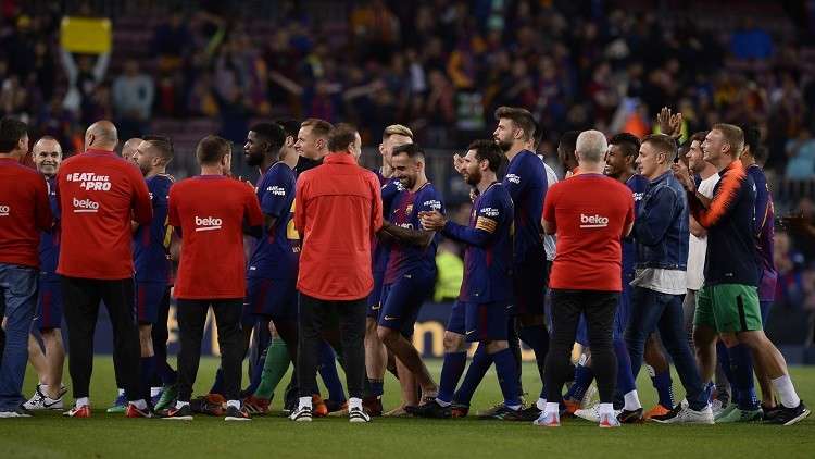 بالفيديو.. برشلونة يحظى بممر شرفي مميز في الكلاسيكو