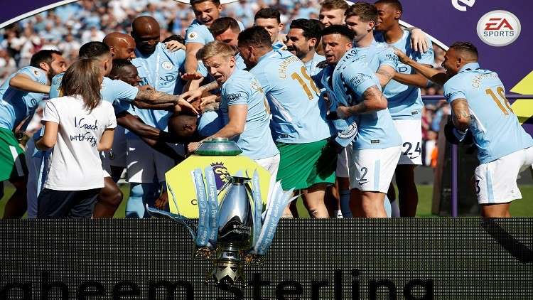 بالفيديو.. "سقوط" كأس الدوري الإنجليزي خلال احتفالات مانشستر سيتي باللقب