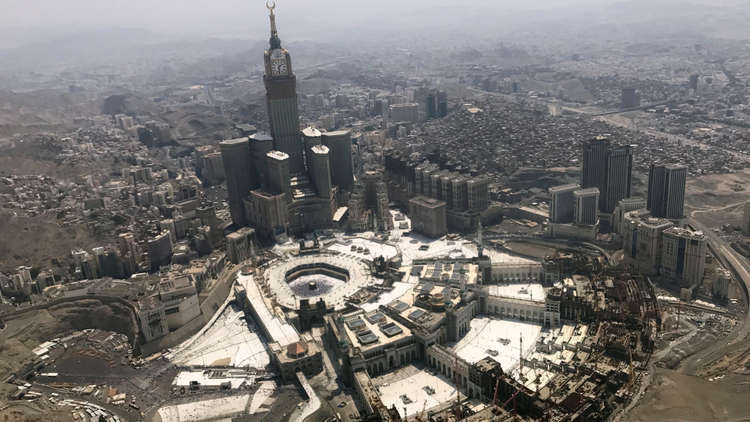بالصور.. سقوط رافعة داخل الحرم المكي