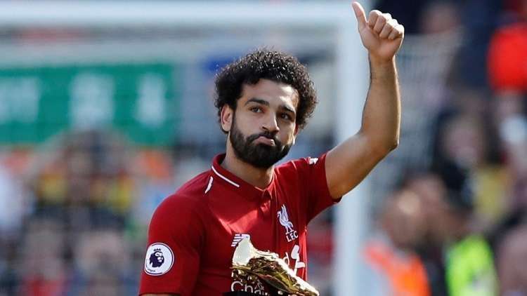  شاهد.. لحظة تثبيت تمثال للفرعون صلاح في إنجلترا 