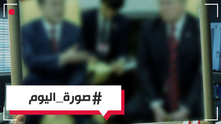 الرئيس الأمريكي يبدو شاردا