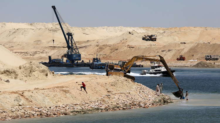 معدات ثقيلة جديدة في طريقها إلى مصر