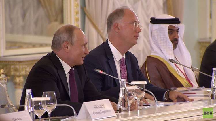بوتين يعتذر أمام مستثمرين بسبب تأخره ويمزح معهم