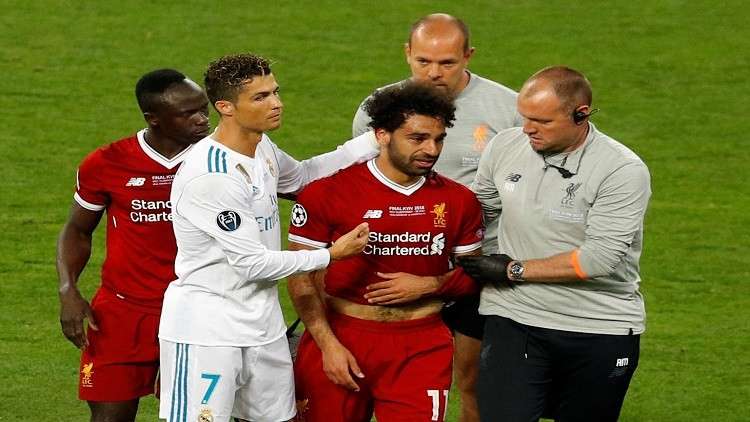 بالفيديو.. محمد صلاح يتعرض لإصابة ويغادر نهائي الأبطال باكيا