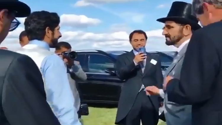 شاهد.. حاكم دبي يرقص فرحا بفوز حصانه