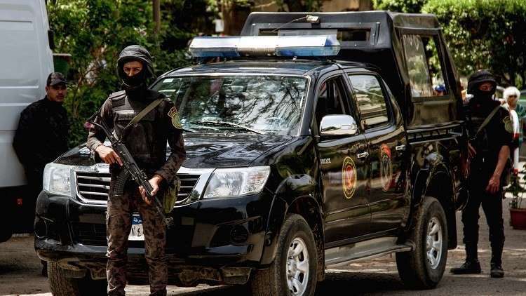 صحفي يثير جدلا بعد احتجازه وهو يشرب من زجاجة مياه في رمضان