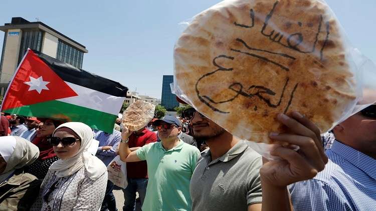 الأردن.. شاهد ردة الفعل الغاضبة للمحتجين من كلمة العبوس لمنحه مهلة للحكومة