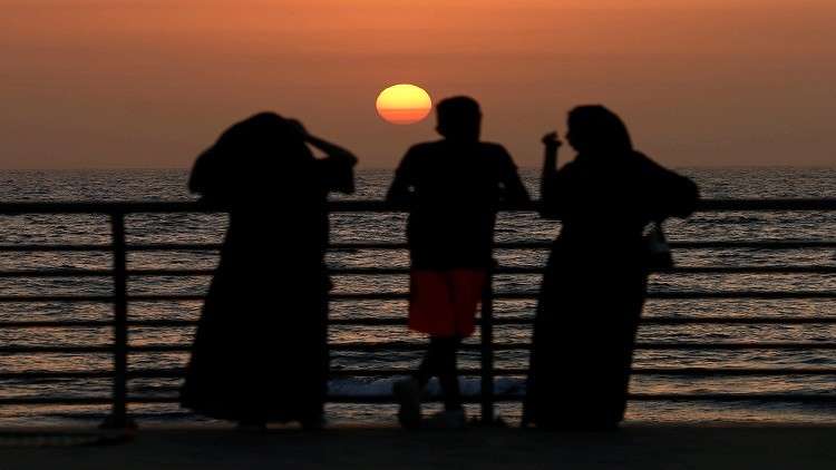 القبض على أشخاص تشبهوا بالنساء في جدة بالسعودية 