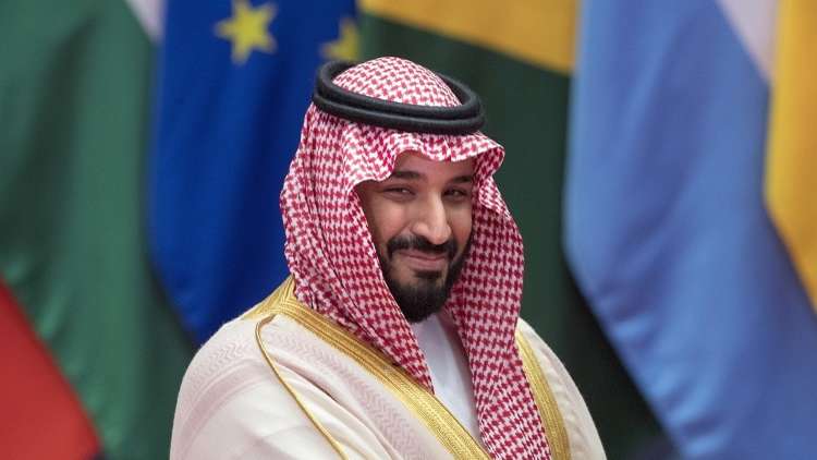 ولي العهد السعودي يوقع على كرة مونديال 2018 للمشجعين
