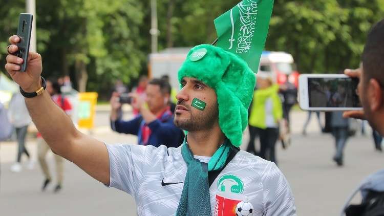 بالصور والفيديو.. الجماهير السعودية تتوافد على ملعب "لوجنيكي"