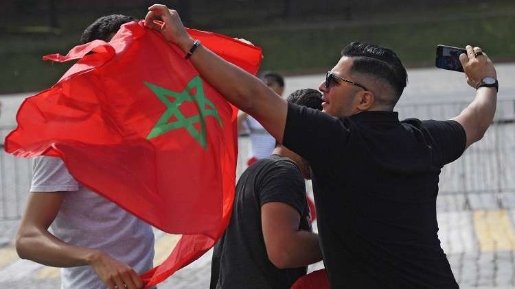 شاهد.. أهازيج رائعة للمشجعين المغاربة قبيل مواجهة إيران