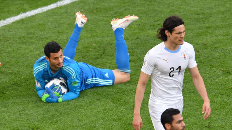 الحارس محمد الشناوي رجل مباراة مصر وأوروغواي