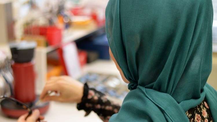 فيديو "اعتداء" رجل على مسلمة يثير غضبا عارما!