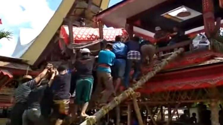 نعش الأم يقتل ابنها في رحلة وداعها الأخير(فيديو)