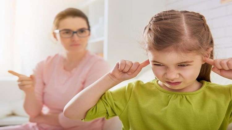 "آباء الهليكوبتر" يلحقون "الأذى" بأبنائهم دون علمهم!