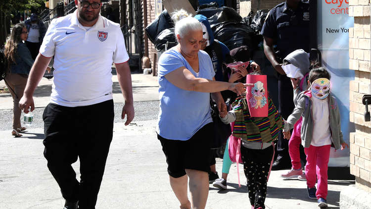 السلطات الأمريكية توقف الفصل بين عائلات المهاجرين 