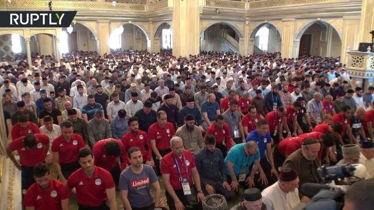 لاعبو منتخب مصر يؤدون الصلاة في 