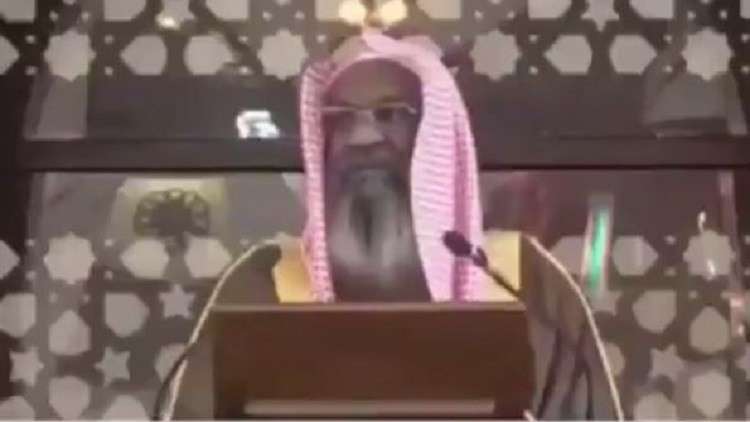 إمام سعودي يوقف خطبة الجمعة بسبب هاتف أحد المصلين