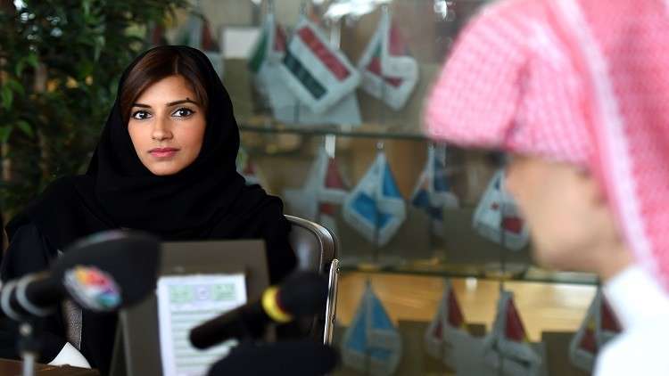 الوليد بن طلال يمازح ابنته ريم قبيل انطلاقها وهي تقود السيارة (فيديو)