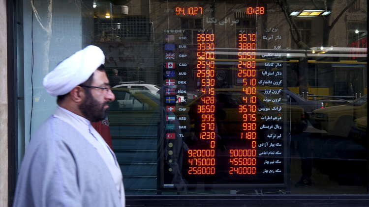 إجراء جديد من المركزي الإيراني لإنقاذ الريال
