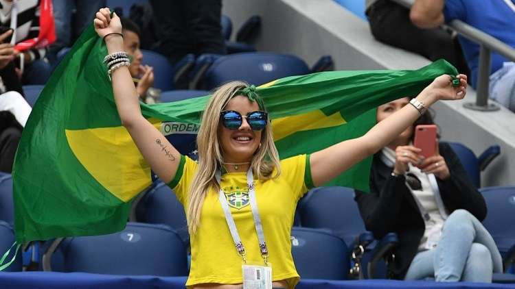 شاهد.. مشجع يفشل في تقبيل مذيعة برازيلية!