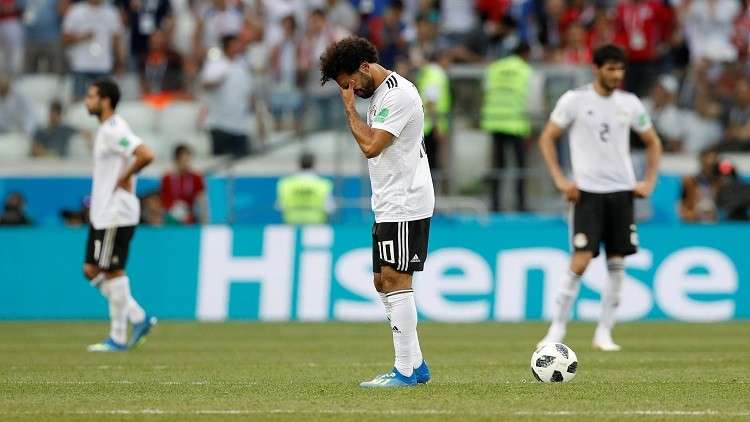 على الأرض وفي الأجواء.. مصريون يعاقبون منتخب الفراعنة (فيديو)