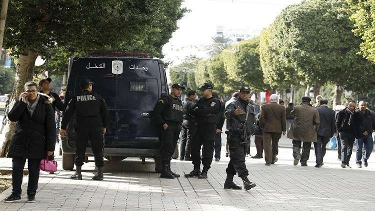 جريمة بشعة.. ذبح طفلة أمام والدتها في الشارع (صور)