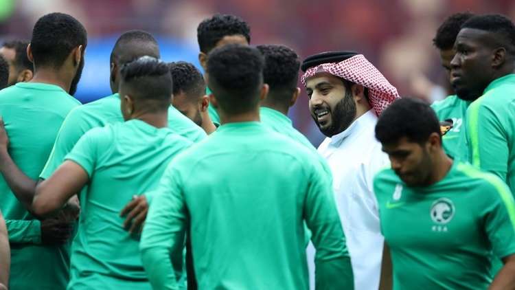  آل الشيخ يثير الجدل بصورة للاعب سوري ونادي "الأهرام" المصري!