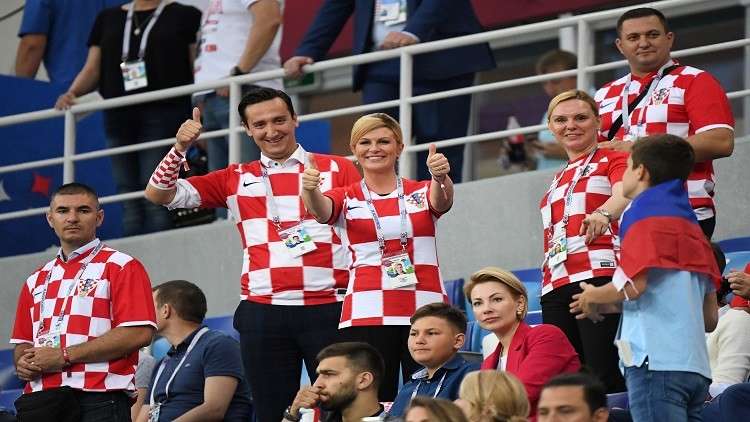 بالفيديو.. رئيسة كرواتيا تعانق لاعبي منتخب بلادها احتفالا بالتأهل للدور ربع النهائي 