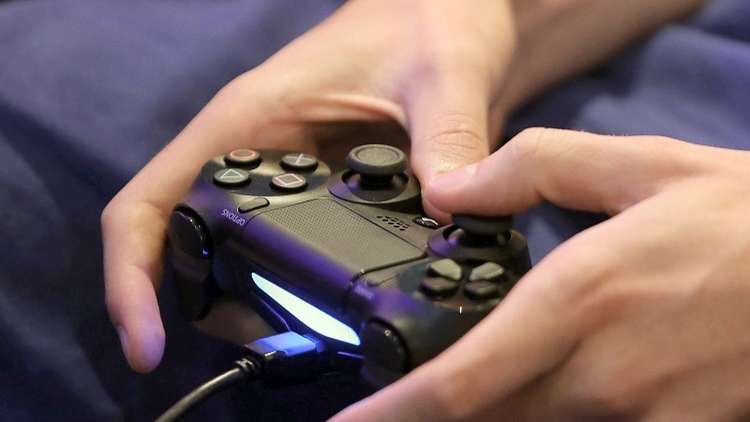 مغردون سعوديون يكشفون شابا يستغل الأطفال جنسيا عبر ألعاب البلاي ستيشن