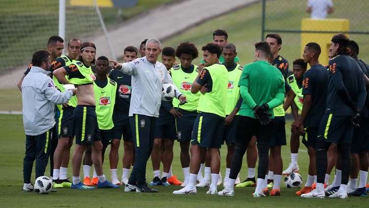 الإصابة تبعد مدافع منتخب البرازيل عن المونديال