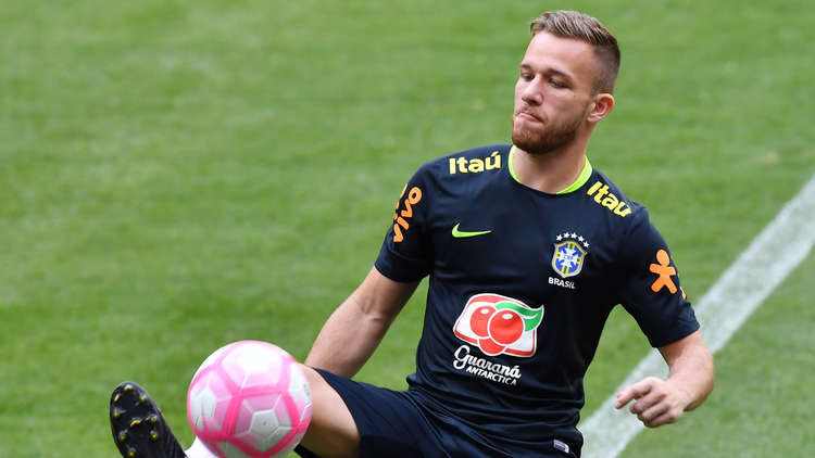 البرازيلي آرثر يلتحق ببرشلونة هذا الصيف
