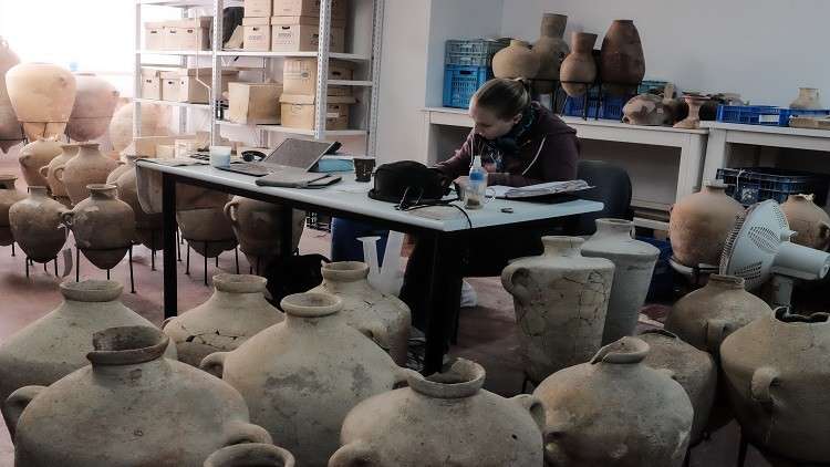 إسرائيل: العثور على جرار وقوارير عمرها 2000 سنة