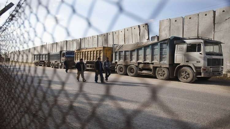 إسرائيل تغلق معبرا بغزة وتقلص مساحة الصيد
