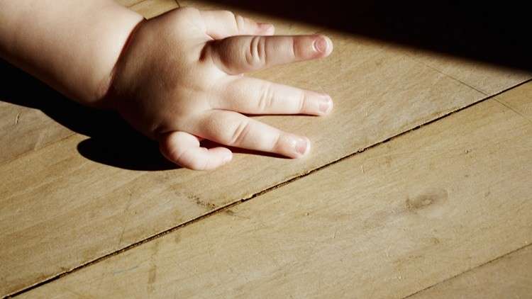 ما العلاقة بين طول السبابة اليمنى وصوت الطفل؟